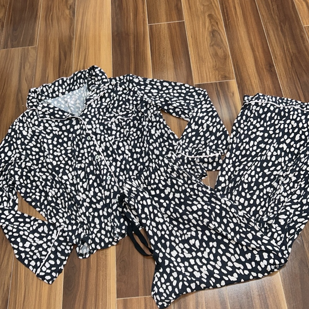 Medium Victoria’s Secret Heavenly stretchy modal button down pajama set